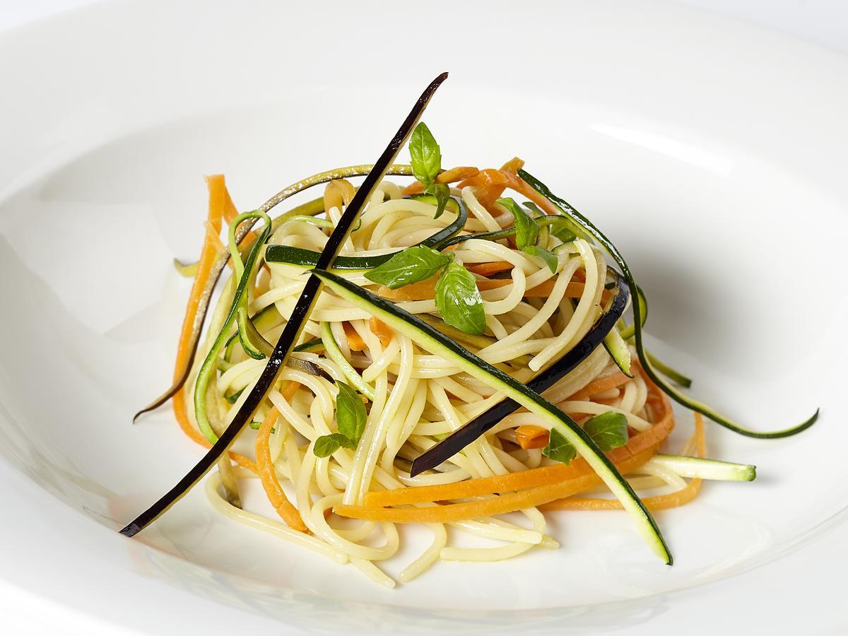 Althoff Hotel Fuerstenhof Celle Zewnętrze zdjęcie A plate of spaghetti with zucchini